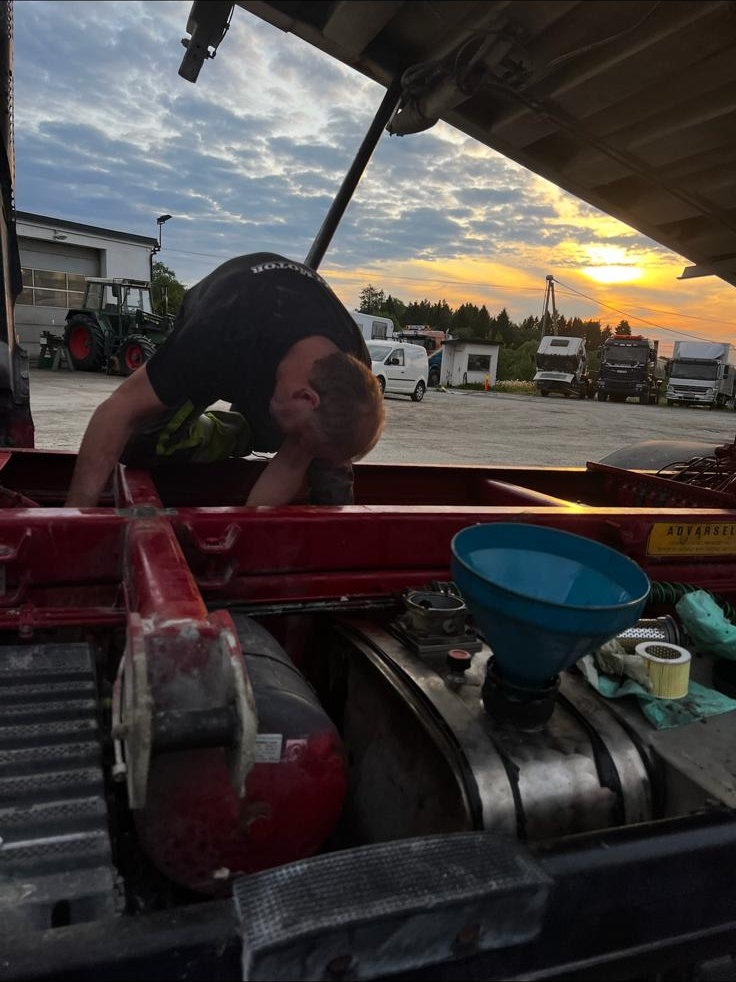 Knut Bolli jobber p&aring; Scania-motor